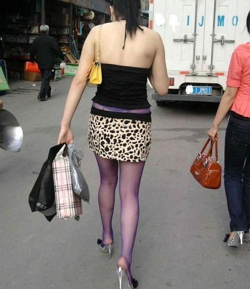 女人街上穿丝袜