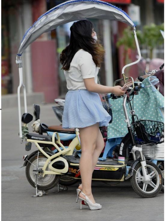 骑电动车高跟丝袜女人,时尚与自由的完美融合