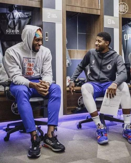 女员工更衣室丝袜,丝袜映衬下的女员工更衣室风情