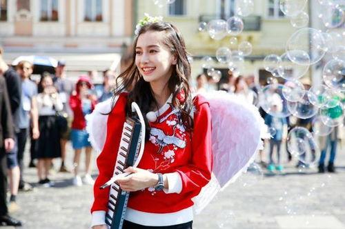 anglebaby丝袜综艺节目,综艺节目中大秀美腿魅力