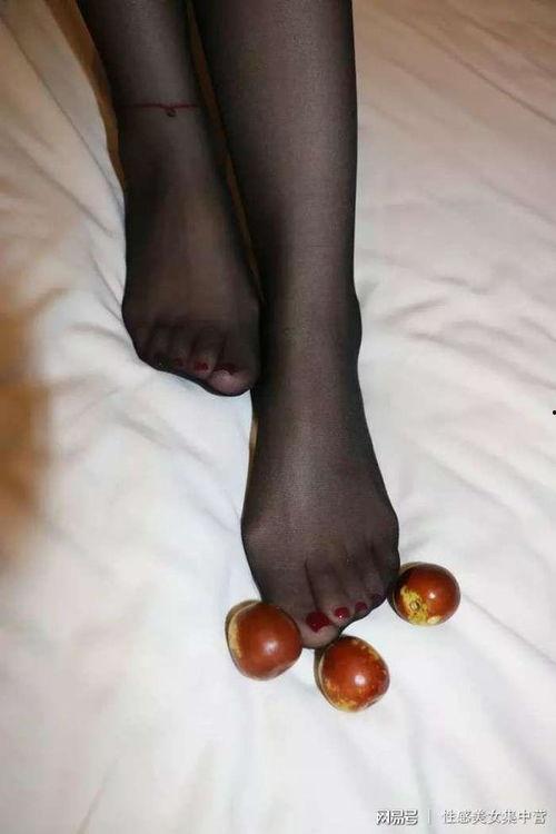 老婆超薄丝袜美足,老婆的性感诱惑瞬间