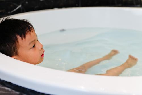 13小男孩洗澡视频,揭秘青少年隐私保护与网络伦理